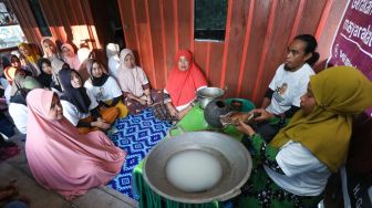 Bantu Ekonomi Keluarga Lewat Pelatihan Pembuatan Gula Aren di Bone