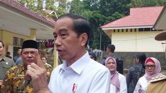 Kala Jokowi Pamer Kemeja yang Dipakai Hasil Produksi SMK 4 Jambi