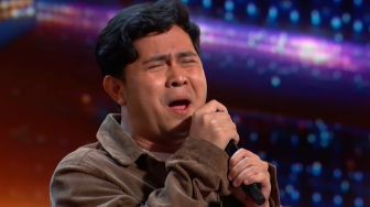 Lagi Enak-Enak Nyanyi Diminta Berhenti oleh Simon Cowell, Cakra Khan Langsung Mules