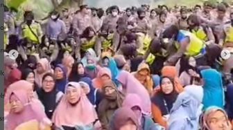 Aksi Blokir Jalan Perusahaan Sawit di Muaro Jambi Dibubarkan, Emak-Emak Dan Anak-Anak Dibawa ke Polda