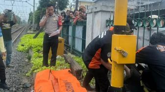 BRAKK! Seorang Pemotor Tewas Tertabrak Kereta gegara Nekat Buka Paksa Palang Pintu Perlintasan di Matraman