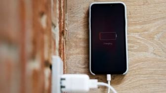 5 Tips Mengisi Daya Ponsel di Charging Station agar Tetap Aman