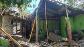 Brakkkk! Rumah Widayat Roboh Dampak Getaran Pemasangan Paku Bumi Proyek Rel Layang Joglo