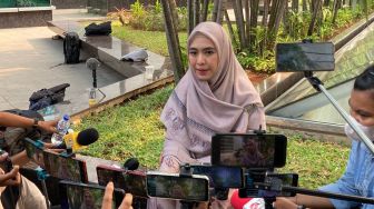 Kena Serangan Jantung Saat Ibadah Haji, Ibu Oki Setiana Dewi Masih di ICU Sampai Sekarang