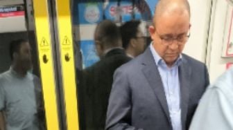 Tak Seviral Anies saat Naik MRT, Sederet Pejabat Ini Juga Hobi Naik Angkutan Umum