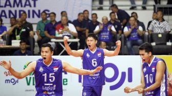 Sejumlah pebola voli indonesia melakukan selebrasi setelah mengalahkan Vietnam pada Sea V League putaran pertama di Padepokan Voli Jendral Kunarto, Sentul, Kabupaten Bogor, Jawa Barat, Sabtu (22/7/2023). [ANTARA FOTO/Yulius Satria Wijaya/Spt]