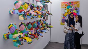 Pengunjung mengamati karya seni rupa karya Daniel Kho dalam pameran yang bertajuk Castaneda Factor di Galeri Jagad, Menteng, Jakarta, Minggu (23/7/2023). [Suara.com/Alfian Winanto]
