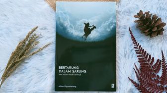 Review Buku 'Bertarung dalam Sarung', Manusia Belang dan Kematian Penyair