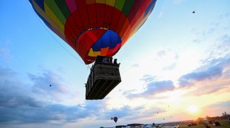Warna-warni Balon Udara Hiasi Langit Hageville Prancis