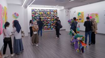 Pengunjung mengamati karya seni rupa karya Daniel Kho dalam pameran yang bertajuk Castaneda Factor di Galeri Jagad, Menteng, Jakarta, Minggu (23/7/2023). [Suara.com/Alfian Winanto]
