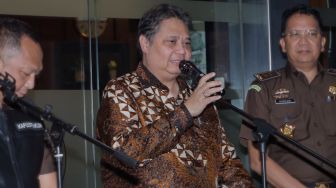 Menteri Koordinator Bidang Perekonomian Airlangga Hartarto (tengah) memberi pernyataan pers usai menjalani pemeriksaan di Kejaksaan Agung RI, Jakarta, Senin (24/7/2023). [Suara.com/Alfian Winanto]