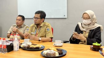 Kepala Bidang Komunikasi Publik Dinas Kominfotik DKI Jakarta, Koharudin beserta beberapa pegawai Pemprov DKI Jakarta saat media visit ke kantor Suara.com di kawasan Mega Kuningan, Jakarta Selatan, Senin (24/7/2023). [Suara.com/Dwi Bowo Raharjo]