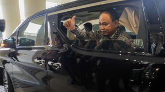 Menteri Komunikasi dan Informatika (Menkominfo) Budi Arie Setiadi usai menemui Jaksa Agung di Gedung Kejaksaan Agung, Jakarta, Senin (24/7/2023). [Suara.com/Alfian Winanto]