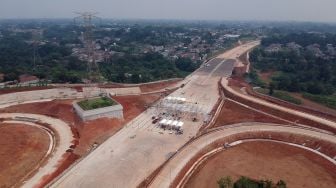 Foto udara pembangunan ruas Jalan Tol Cijago Seksi 3B di kawasan Limo, Depok, Jawa Barat, Senin (24/7/2023). [ANTARA FOTO/Yulius Satria Wijaya].