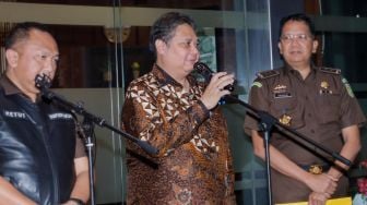 Menteri Koordinator Bidang Perekonomian Airlangga Hartarto (tengah) memberi pernyataan pers usai menjalani pemeriksaan di Kejaksaan Agung RI, Jakarta, Senin (24/7/2023). [Suara.com/Alfian Winanto]