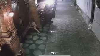 Viral WNA Wanita Buang Air Kecil Depan Rumah Warga Bali, Lurah: Mungkin Dia Kebelet