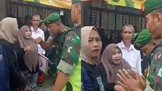 Viral Video Aparat TNI Bentak Ibu Korban Tragedi Kanjuruhan