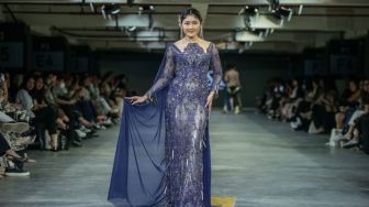 10 Potret Erina Gudono Tampil Anggun Berkebaya di Catwalk JF3 Fashion Festival