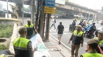 Satpol PP DKI Jakarta Turunkan Ribuan Alat Peraga Kampanye Parpol Tak Berizin