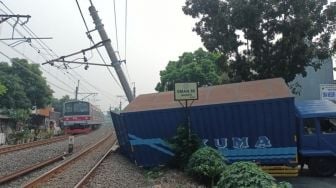 Truk Tabrak Tiang Listrik Aliran Atas di Jaksel, Perjalanan KRL Arah Tanah Abang Terganggu