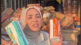 Pantas jadi Wanita Sukses, Intip 10 Potret Muzdalifah Masuk Gudang Rapihkan Barang Dagangan