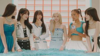 Oh My Girl Sambut Musim Panas dengan Suasana Ceria di MV 'Summer Comes'