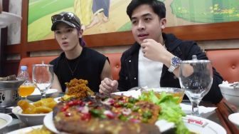 10 Momen Taeyong NCT Mukbang Nasi Padang, Kapok Makan Jengkol