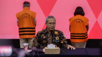 Wakil Ketua KPK Alexander Marwatta menyampaikan konferensi pers di Gedung Merah Putih KPK, Jakarta, Rabu (26/7/2023). [Suara.com/Alfian Winanto]