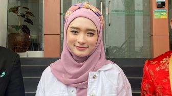 Kronologi Inara Rusli Hampir Kecelakaan saat Setir Mobil Sendiri