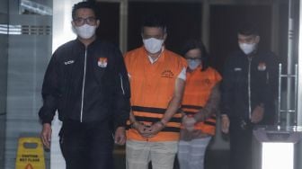 Tersangka Direktur Utama PT KAU Roni Aidil (depan) dan Direktur Utama PT IGK Marilya (belakang) dihadirkan saat konferensi pers di Gedung Merah Putih KPK, Jakarta, Rabu (26/7/2023). [Suara.com/Alfian Winanto]