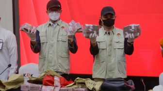 Penyidik menunjukkan barang bukti berupa uang tunai saat konferensi pers di Gedung Merah Putih KPK, Jakarta, Rabu (26/7/2023). [Suara.com/Alfian Winanto]