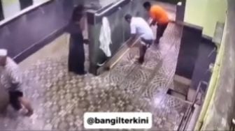 Viral! Pura-pura Wudu, Pria Ini Ambil HP Jemaah Masjid Jami Bangil