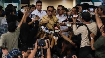 Menteri Perhubungan (Menhub) Budi Karya Sumadi (tengah) memberi keterangan pers usai menjalani pemeriksaan di Gedung ACLC KPK, Jakarta, Rabu (26/7/2023). [Suara.com/Alfian Winanto]