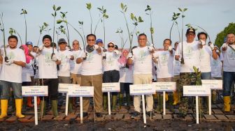 Tingkatkan ESG Dorong Dekarbonisasi, Pupuk Kaltim Gandeng TNK dan Benih Baik Tanam 500 Ribu Bibit Mangrove