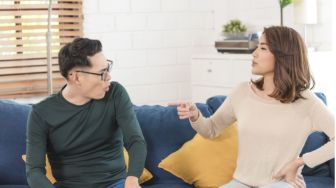 6 Tips Berbicara dengan Pasangan yang Kurang Nyambung, Kamu Wajib Tahu!