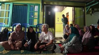 Potret Ganjar Pranowo Nginap di Rumah Petani, Serap Aspirasi hingga Dikerumuni Emak-emak