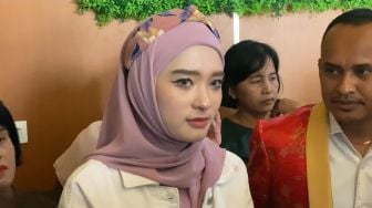 Inara Rusli Bawa Sejumlah Bukti saat Hadiri Sidang Cerai