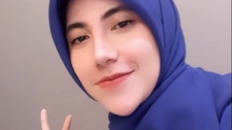 7 Potret Transformasi Dera Idol, Dulu Tomboy Kini Anggun Pakai Hijab