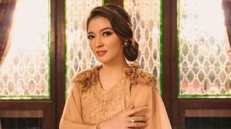 Selvi Ananda Tampil Mewah di Grand Final Putra Putri Solo 2023, Pakai Kebaya Nuansa Emas Sambil Tenteng Tas Puluhan Juta