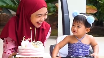 9 Potret Moana Rayakan Ulang Tahun Pertama bareng Nenek di Rumah Sakit