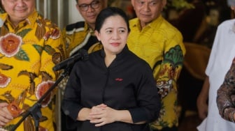 Ketua DPP PDIP Puan Maharani memberikan konferensi pers usai bertemu dengan Ketua Umum Partai Golkar Airlangga Hartarto di Kediaman Airlangga di Kebayoran Baru, Jakarta, Kamis (27/7/2023). [Suara.com/Alfian Winanto]