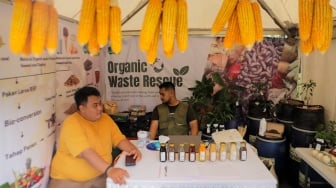 Peserta menunjukkan larva ulat untuk daur ulang dalam Festival Ekonomi Sirkular 2023 di Taman Menteng, Jakarta Pusat, Kamis (27/7/2023). [Suara.com/Alfian Winanto]