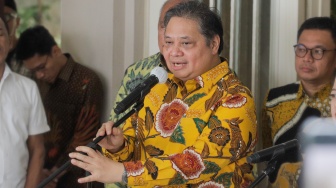 Ketua Umum Partai Golkar Airlangga Hartarto memberikan konferensi pers usai menggelar pertemuan dengan Ketua DPP PDIP Puan Maharani di Kediaman Airlangga di Kebayoran Baru, Jakarta, Kamis (27/7/2023). [Suara.com/Alfian Winanto]