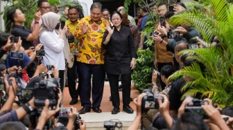 Ketua Umum Partai Golkar Airlangga Hartarto bersama Ketua DPP PDIP Puan Maharani usai menggelar pertemuan di Kediaman Airlangga di Kebayoran Baru, Jakarta, Kamis (27/7/2023). [Suara.com/Alfian Winanto]