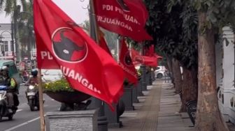 Viral! Bandung Lautan Bendera PDI P, Kondisi Jalan Asia Afrika yang Bikin Geram Publik: Karya Ridwan Kamil Dirusak