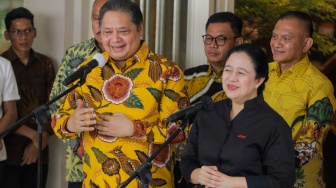 Ketua Umum Partai Golkar Airlangga Hartarto dan Ketua DPP PDIP Puan Maharani memberikan konferensi pers usai menggelar pertemuan di Kediaman Airlangga di Kebayoran Baru, Jakarta, Kamis (27/7/2023). [Suara.com/Alfian Winanto]