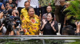 Ketua Umum Partai Golkar Airlangga Hartarto bersama Ketua DPP PDIP Puan Maharani usai menggelar pertemuan di Kediaman Airlangga di Kebayoran Baru, Jakarta, Kamis (27/7/2023). [Suara.com/Alfian Winanto]