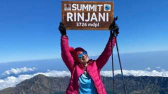 7 Artis Berhasil Taklukkan Gunung Rinjani, Ira Wibowo Sampai Puncak di Usia 55 Tahun