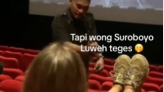 Gak Sopan! Bule Kena Tegur Gegara Naikin Kaki di Kursi Bioskop di Surabaya