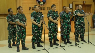 (dari kiri) Jampidmil Mayjen TNI Wahyoedho Indrajit, Kababinkum TNI Laksamana Muda Kresno Buntoro, Kapuspen TNI Laksamana Muda Julius Widjojono dan Daspuspom TNI Marsekal Muda Agung Handoko saat memberikan keterangan pers di Puspen Mabes TNI, Cilangkap, Jakarta Timur, Jumat (28/7/2023). [Suara.com/Alfiam Winanto]